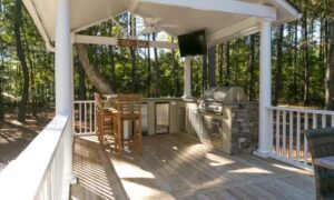 How to Incorporate a TV Wall Into Your Outdoor Kitchen Space
